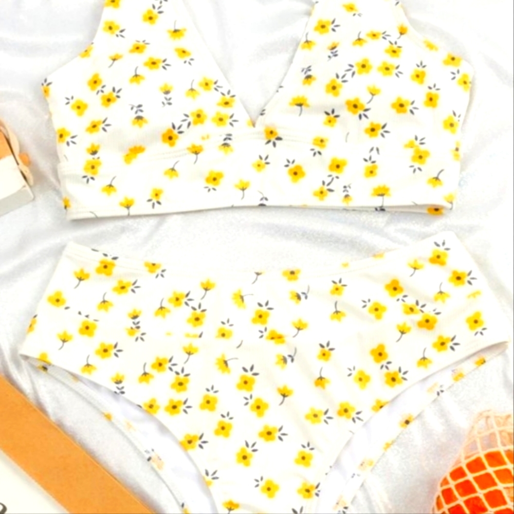 Never worn SHEIN Yellow flower bikini.. Size 4 / SMALL